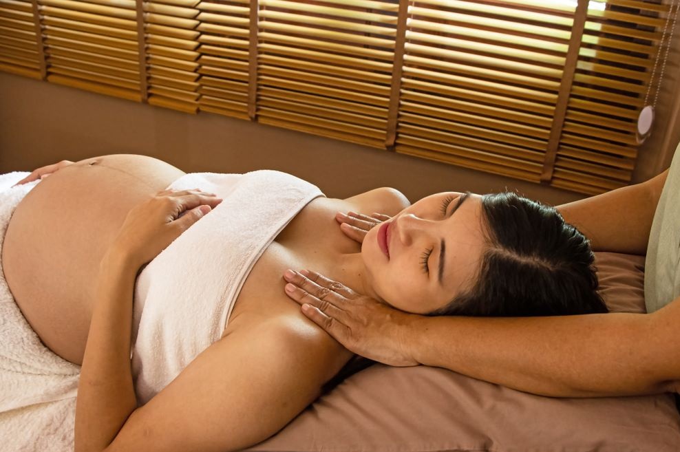 Bà bầu massage lưng có sao không ?